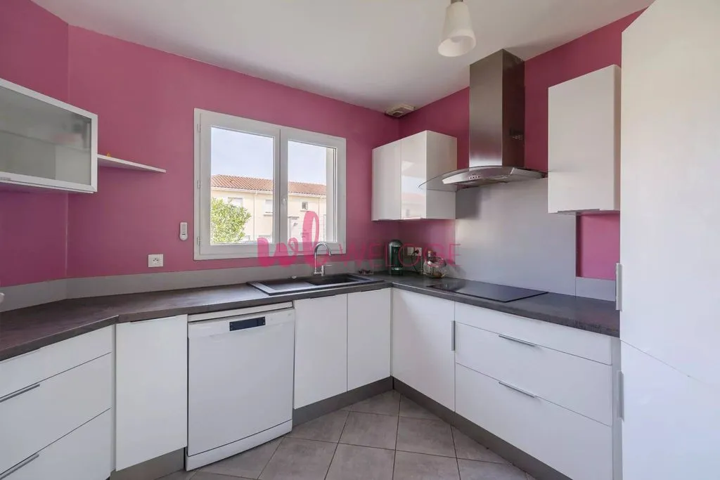 Cuisine - Maison Contemporaine avec Piscine à Genas