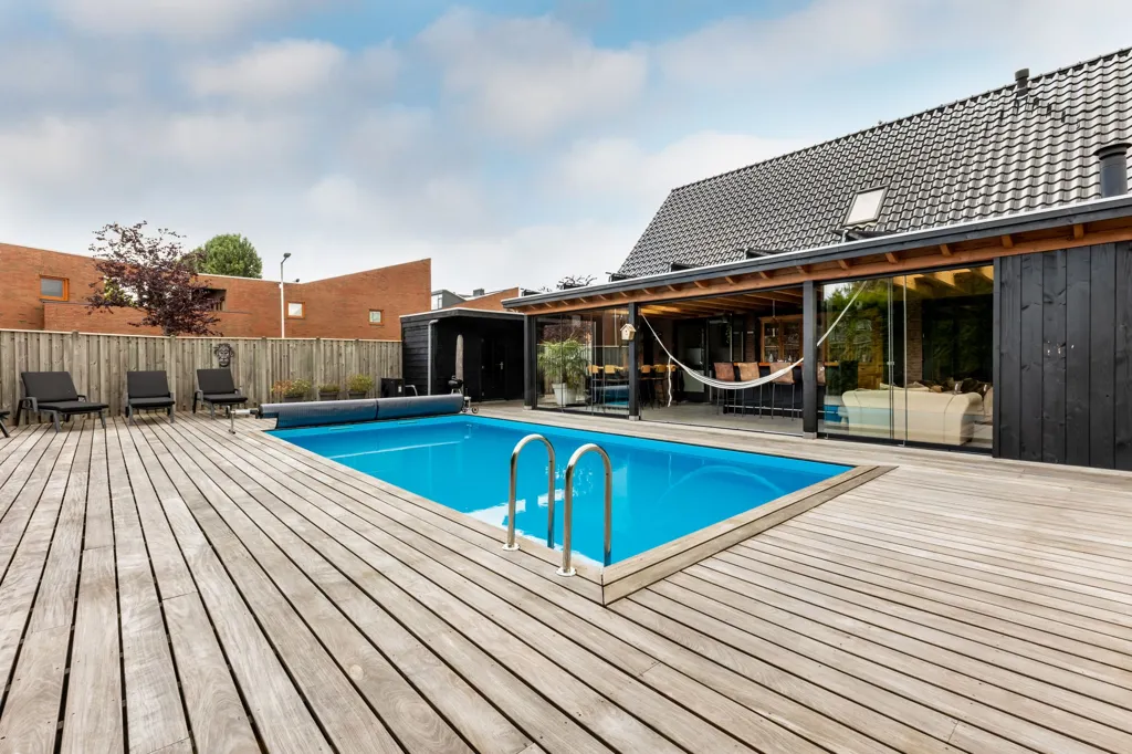 Piscine - Detached House with Private Pool in Pernis
