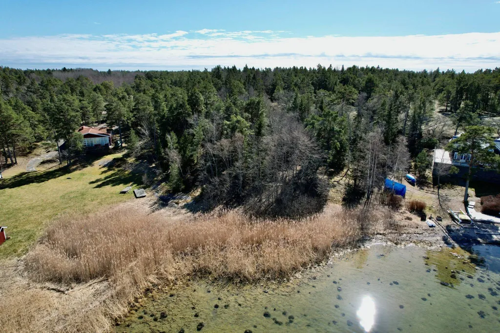 Aerial - Waterfront Plot with Meadow on Ingmarsö