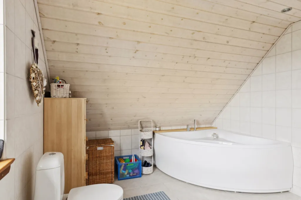 Bathrooms - Villa with Garden in Øster Vedsted