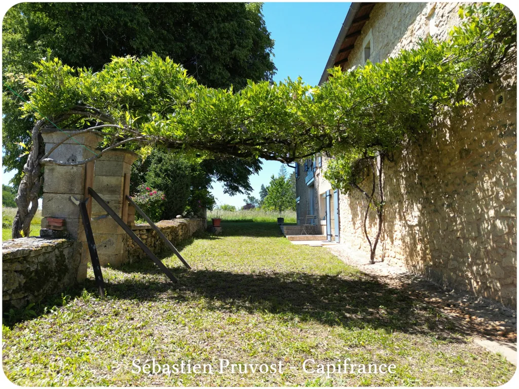 Aed - Stone House with Gîte in Champagnac de Belair