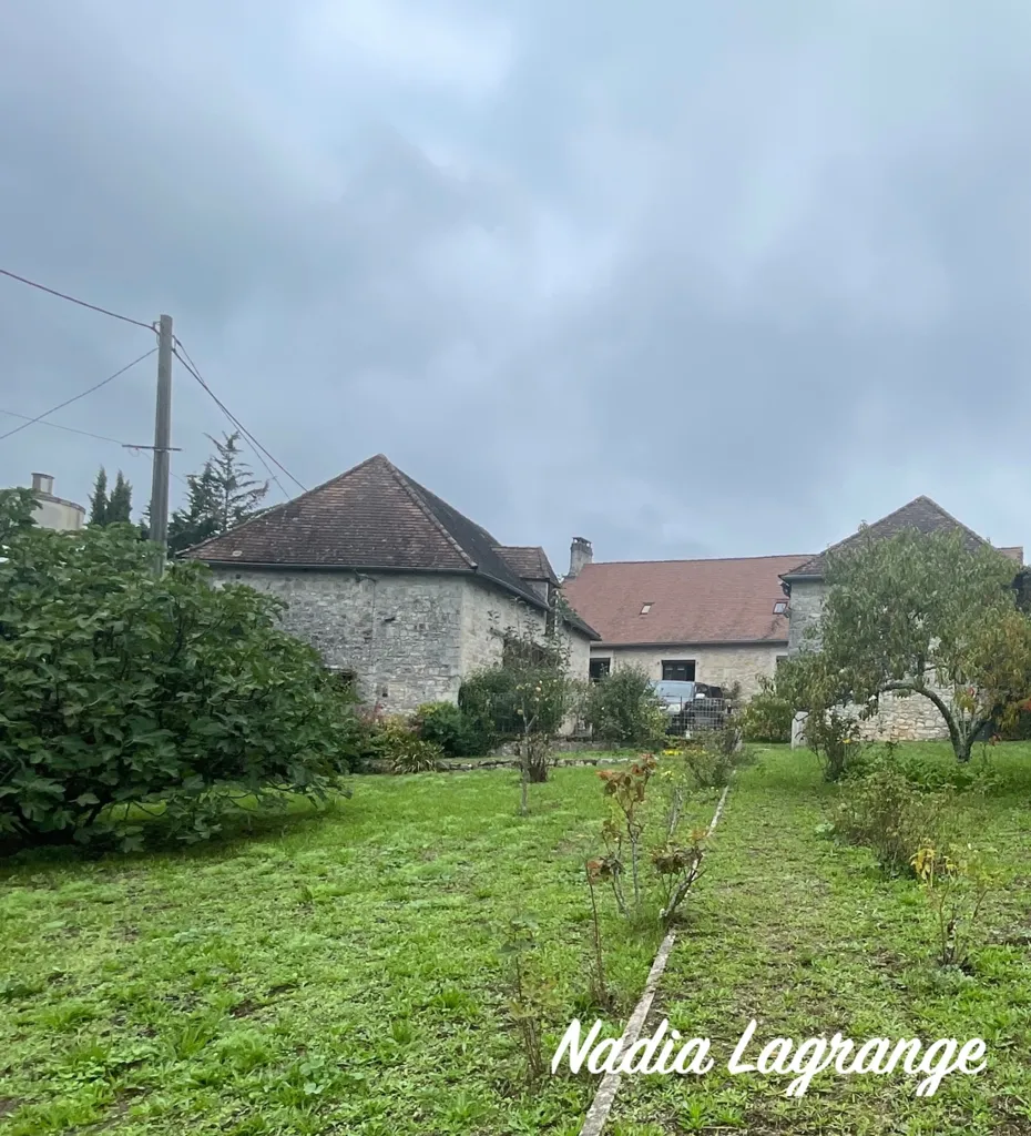Extérieur - Maison en Pierre avec Grange et Hangar au Calme