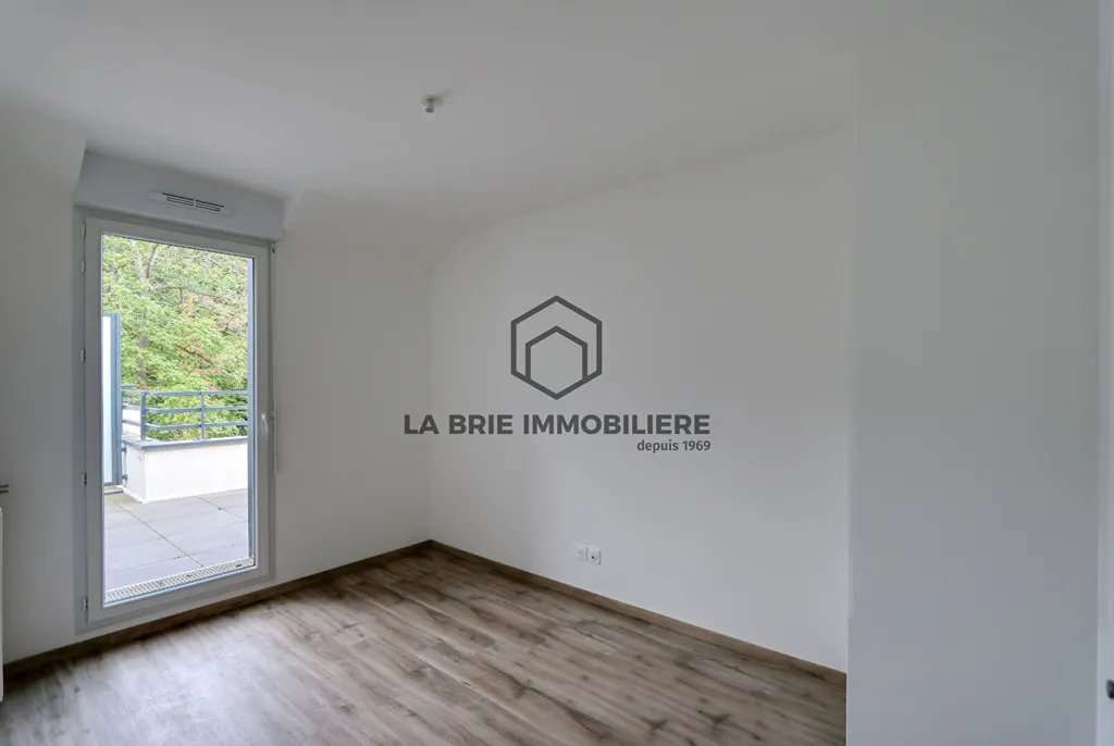 Bedrooms - Flat with Extensive Terraces in Emerainville