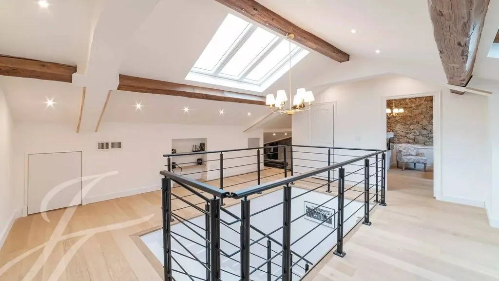 Pièces - Appartement Duplex Rénové au Centre de Cannes