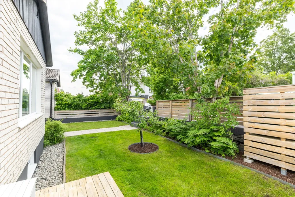 Garden - Family-Friendly Semi-Detached House in Taberg