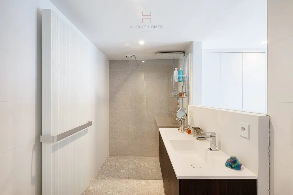 Salles de bain - Duplex Mansardé avec Mezzanine et Vue Mer à Zeedijk-Het-Zoute