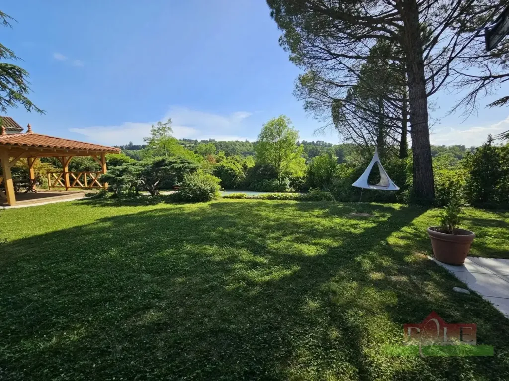 Jardin - Villa de 9 Pièces avec Piscine à Vienne