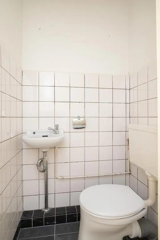 Vannitoad - 4-Bedroom Apartment with Balcony in Delft