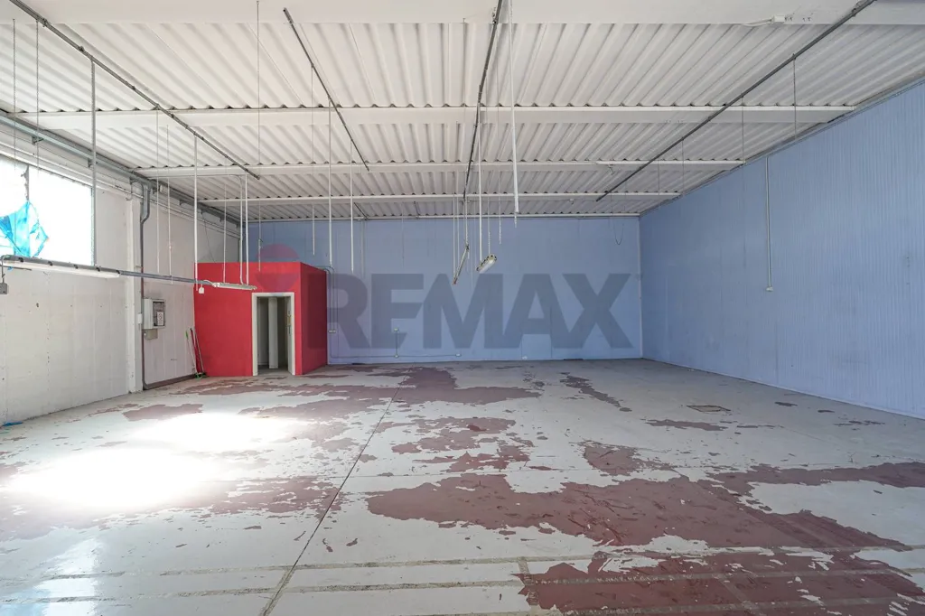 Pièces - Industrial Warehouse with Private Piazza in Medolago