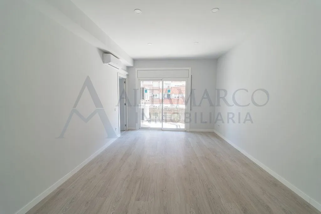 Rooms - Reform Apartment with Balcony in Barcelona