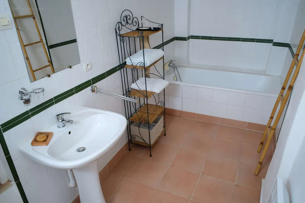 Vannitoad - Charming Ensemble with Village Views near Uzès