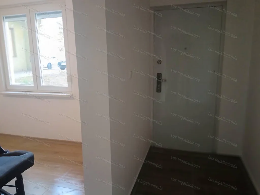 Entrée - Multi-Functional Flat with Separate Entrances in Tatabánya