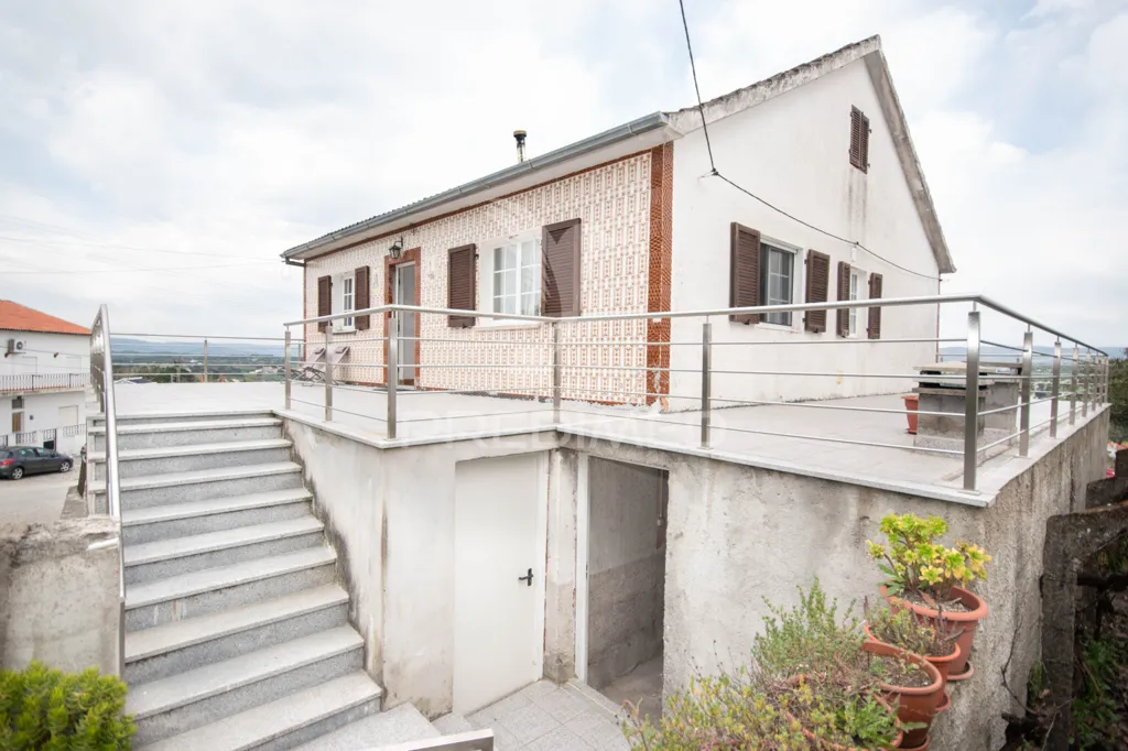 Toad - T3 House with Panoramic View in Celorico da Beira