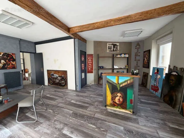 Soggiorno - Mixed-Use Property with Garden in Rohan
