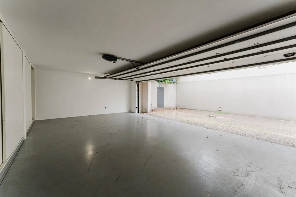 Garage - Contemporary Villa with Pool in Este, Braga
