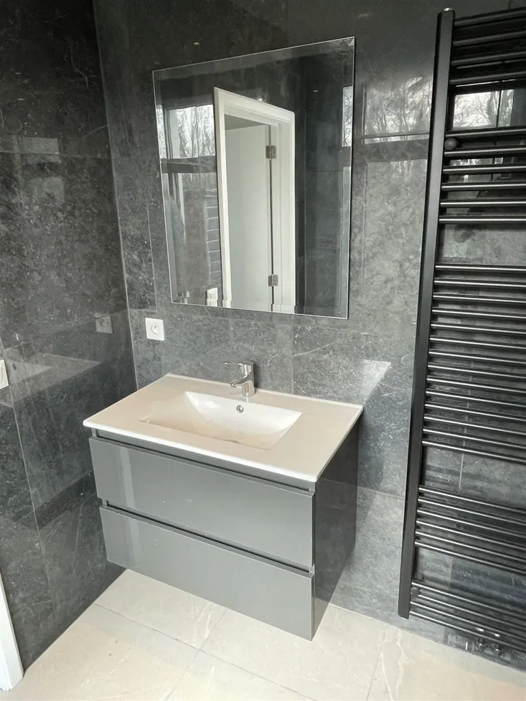 Salles de bain - Appartement Neuf 3 Chambres avec Bureau à Proximité des Commodités