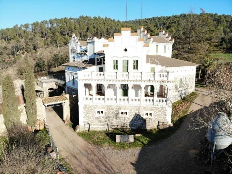 Vue aérienne - Masia with Modernist House in Avinyó