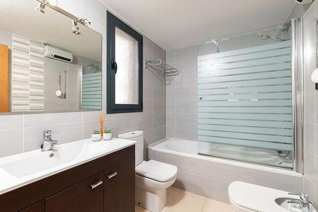 Salles de bain - Apartment with Balcony in Santa Eulalia Centre