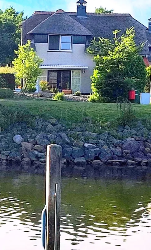 Välivaade - Riet-Covered Villa with Water Views in Makkum