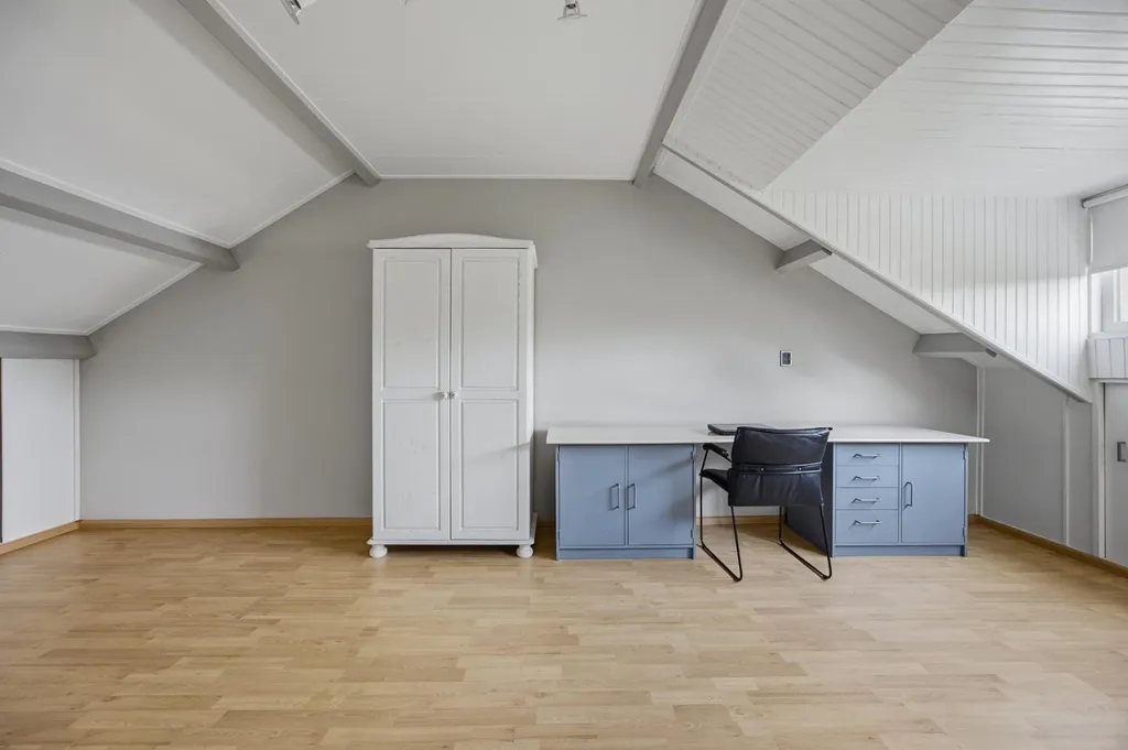 Bureau - Two-Storey House with Garden in Made