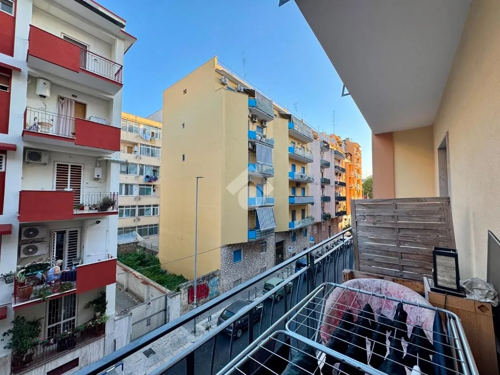 Balcon - 3-Bedroom Apartment with Balcony in Bari