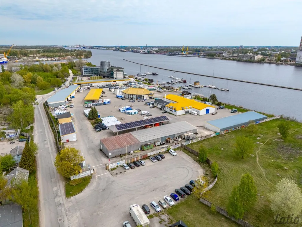 Õhuvaade - Commercial Space with Extensive Asfaltēta Area in Riga