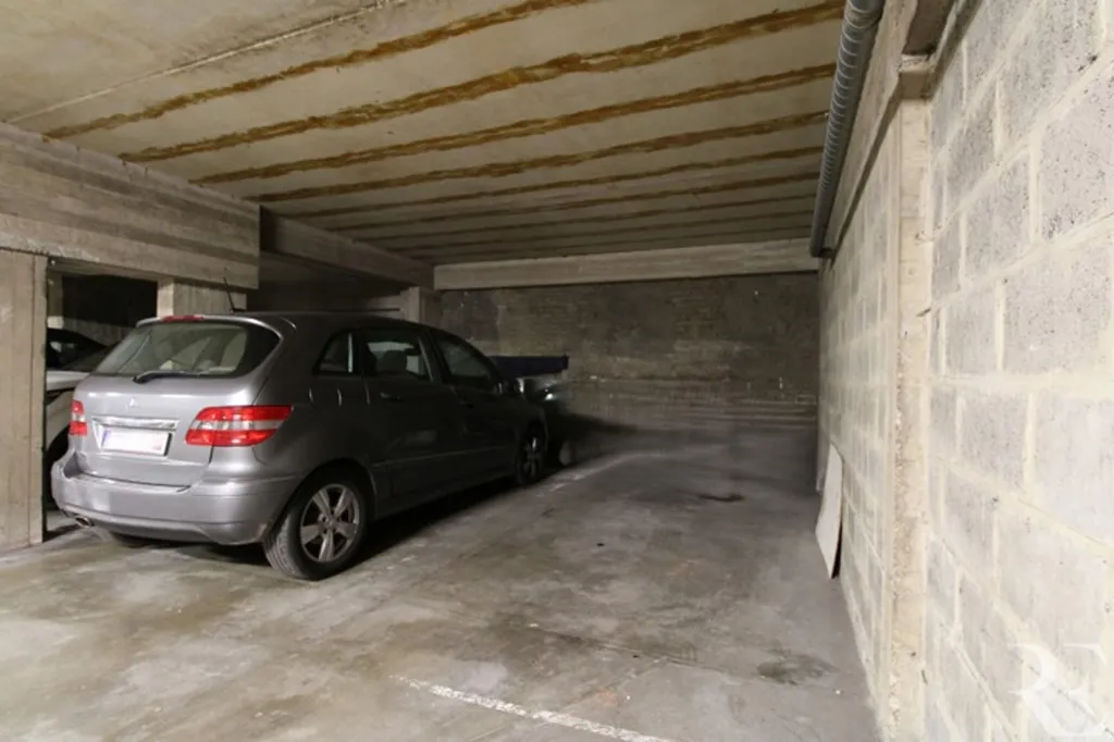 Garage - Apartment to Refresh with Parking in Uccle