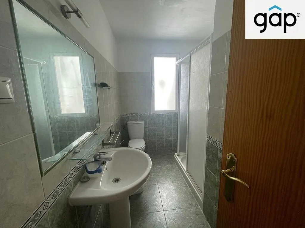 Salles de bain - Student Flat with Balcony in Cervantes Street