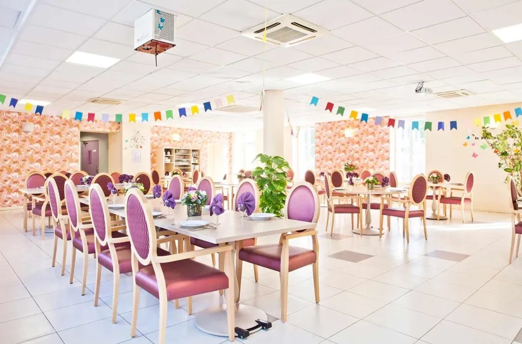 Salle à manger - Chambre Meublée en Résidence EHPAD à Saint-Jean-d'Angle