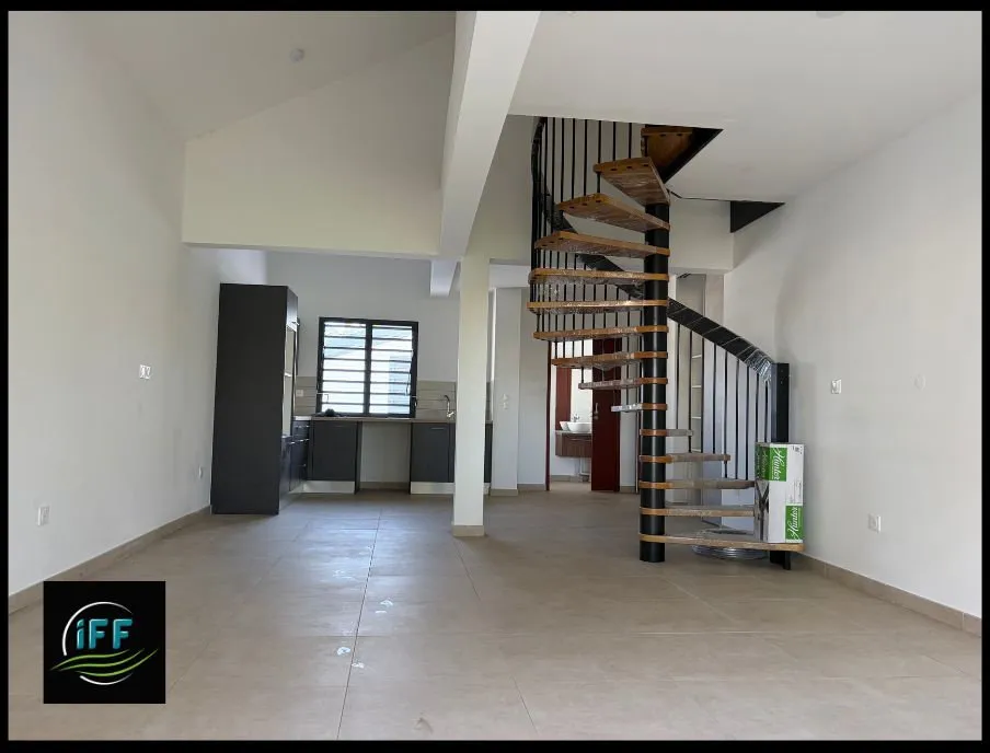 Pièces - Duplex Créole avec Parking à Saint-Leu