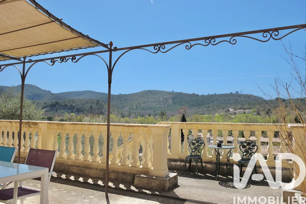 Terrasse - Manoir avec Activité Touristique à Gréoux-les-Bains