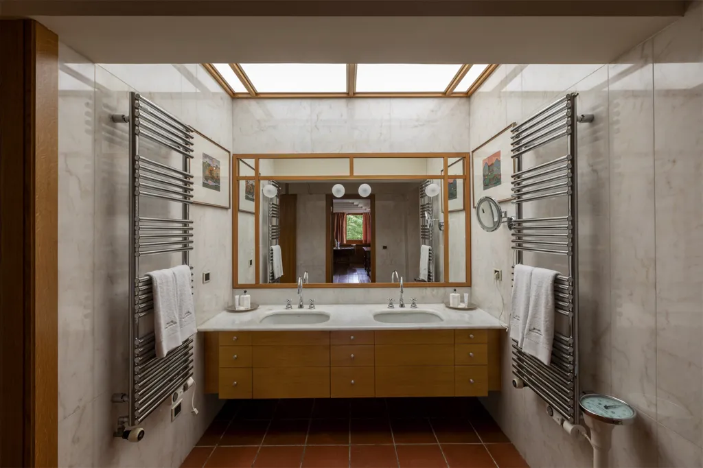 Bathrooms - Luxury Villa with Panoramic Views in Turin