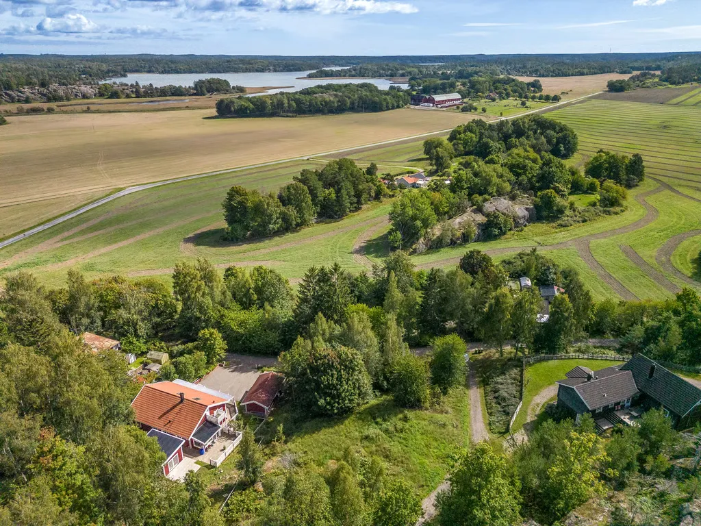 Õhuvaade - Scenic Plot with Coastal Access in Södermanland