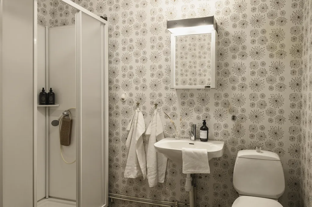 Bathrooms - Apartment with Balcony in Stampen, Gothenburg
