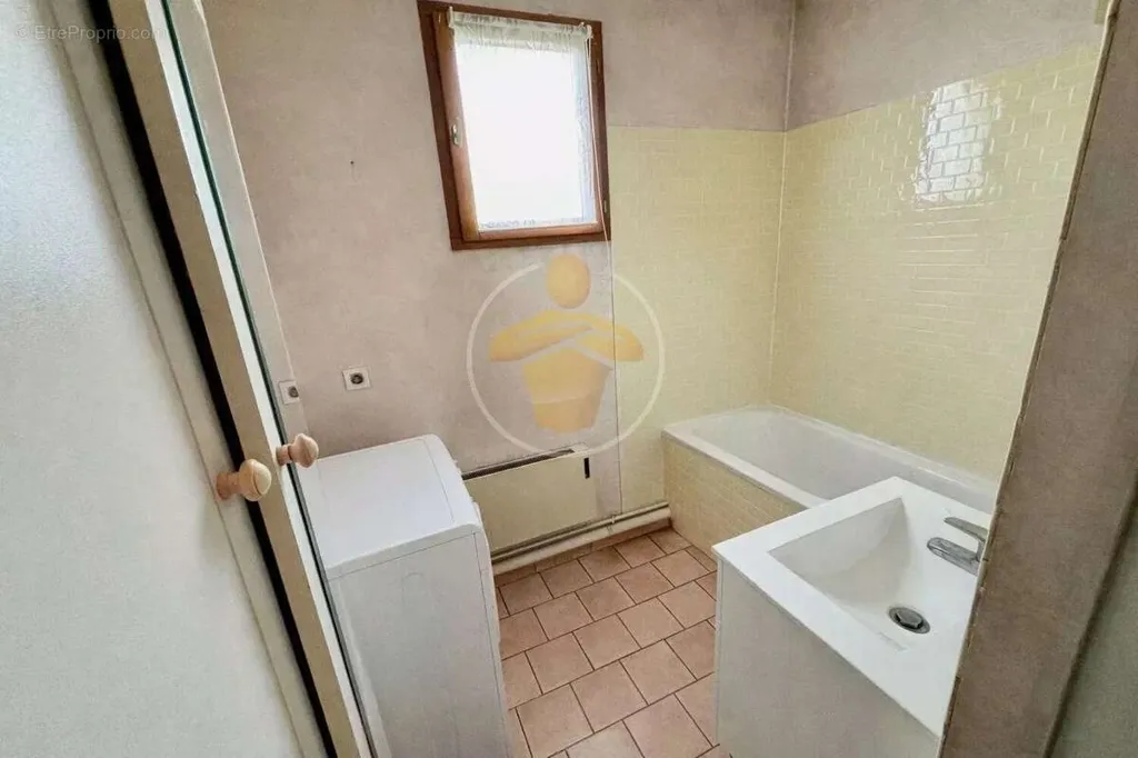 Salles de bain - Pavillon à Rénover avec Jardin à Tergnier