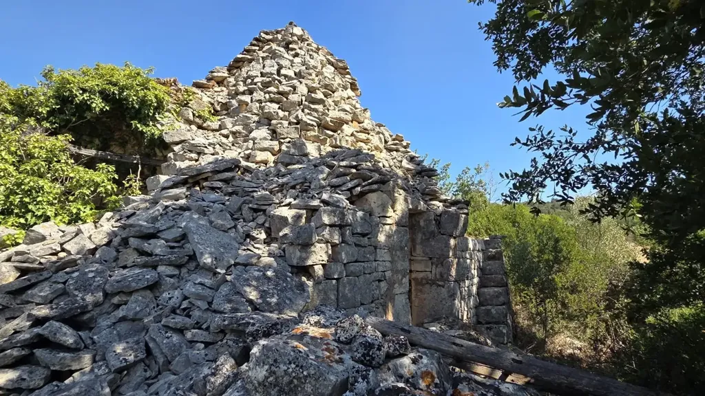 Jardin - Trullo Complex for Renovation in Cisternino