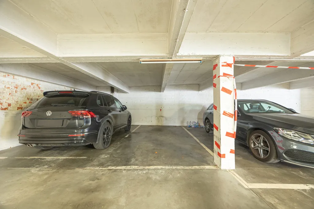Garage - Renovated Apartment with Park View in Antwerp