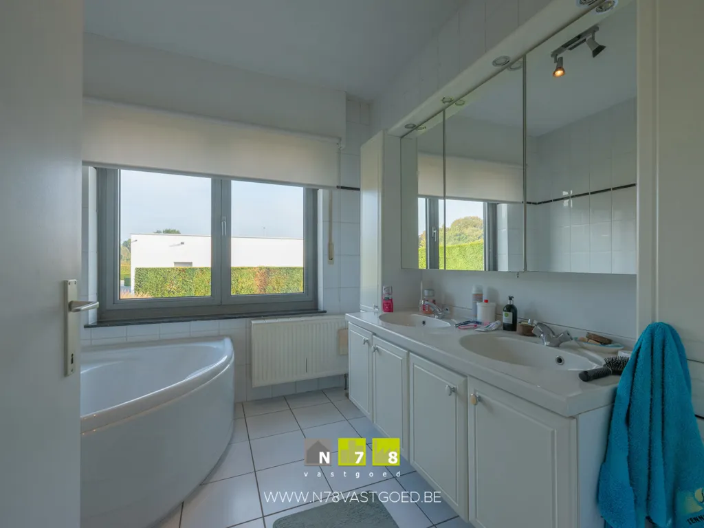 Salles de bain - Villa Moderne avec Appartement et Garage à Dilsen