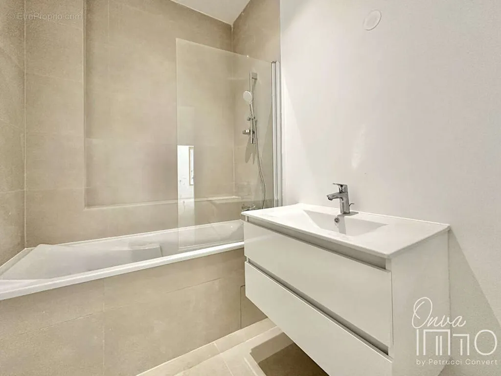 Salles de bain - Duplex Rénové avec Jardin à Montchat