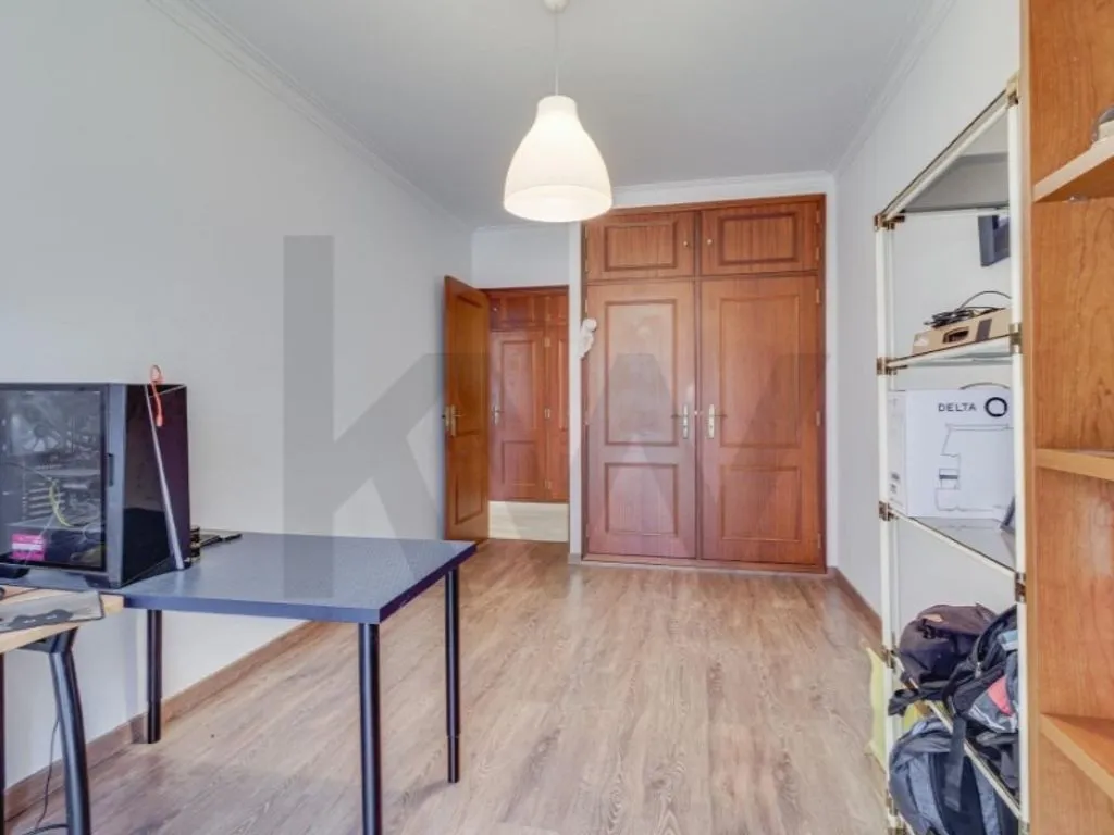 Kabinet - Luxury Apartment with Multiple Balconies in Alverca