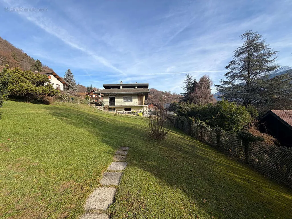 Aed - Constructible Plot with Garden in Albertville