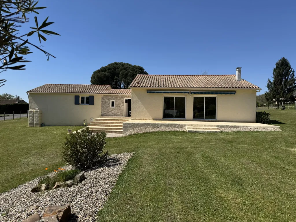 Extérieur - Plain-pied avec Studio Indépendant et Jardin à la Campagne