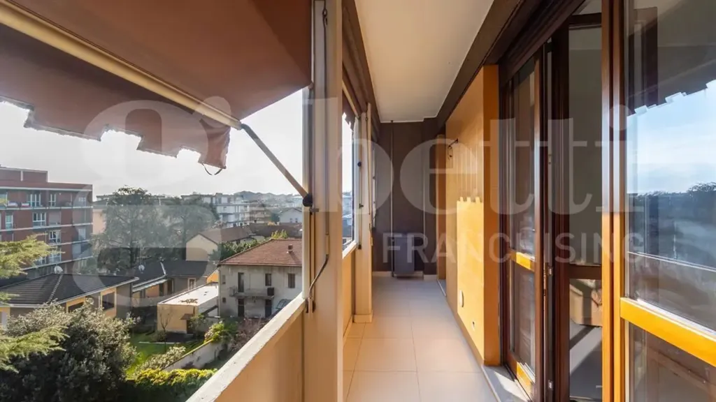 Balcon - Modernised Apartment with Balcony in Monza