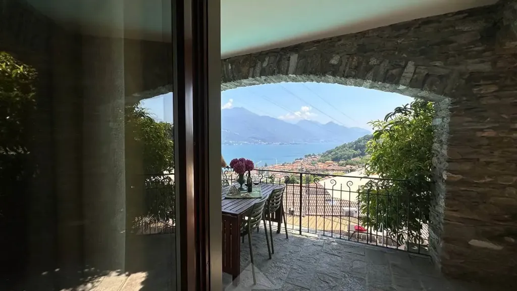 Terrass - Rustic Lake View Apartment in Musso