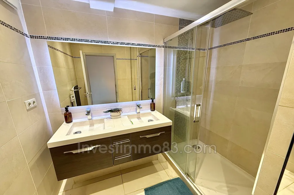 Salles de bain - Appartement avec Terrasse et Vue Dégagée à Aix-en-Provence