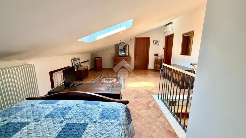 Magamistoad - Two-Storey Apartment with Balcony in Guastalla