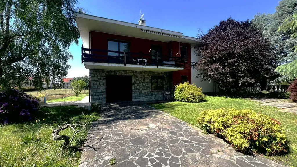 Välivaade - Villa with Edificabile Potential in Bernareggio