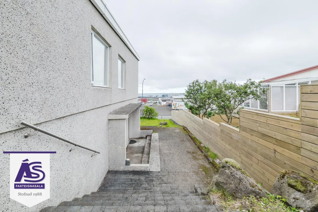 Giardino - House with Garden and Pool in Hafnarfjörður