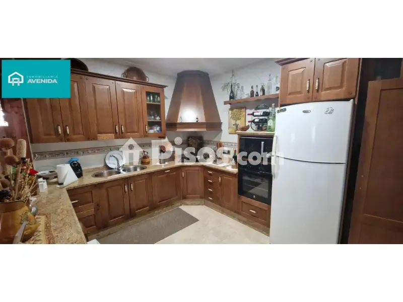 Cuisine - Three-Bedroom House with Private Garden in Central District