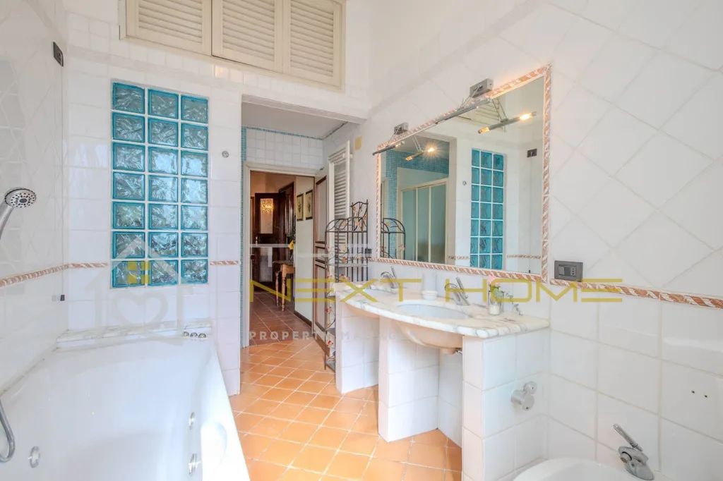 Bathrooms - Panoramic Villa with Garden in Bagno a Ripoli